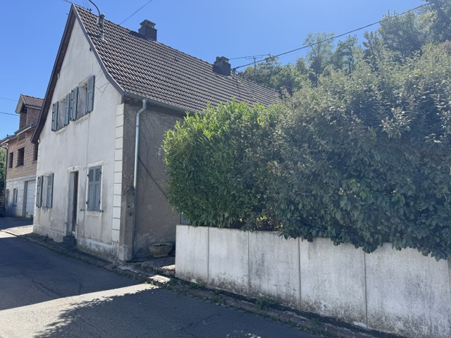MAISON ACCOLÉE D&rsquo;UN CÔTÉ À RÉNOVER AVEC JARDIN